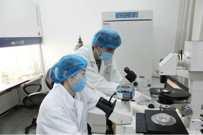 做親子鑒定是不是一定要本人親自到司法鑒定所讓工作人員采樣本？